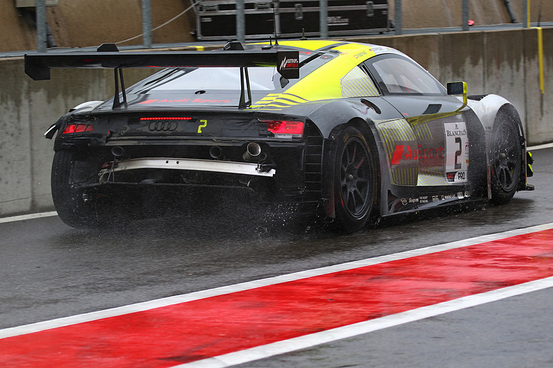 水しぶきをあげてピットに戻るマシン