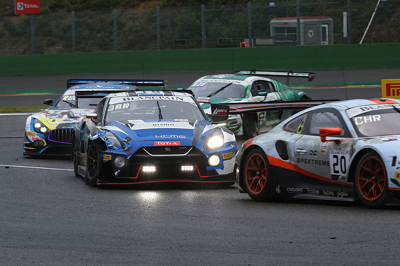 終盤、ダメージを受けたマシンで走るNissan GT-R NISMO GT3 18号車