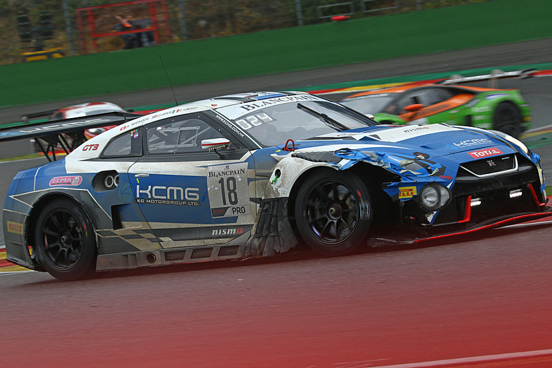 終盤、ダメージを受けたマシンで走るNissan GT-R NISMO GT3 18号車