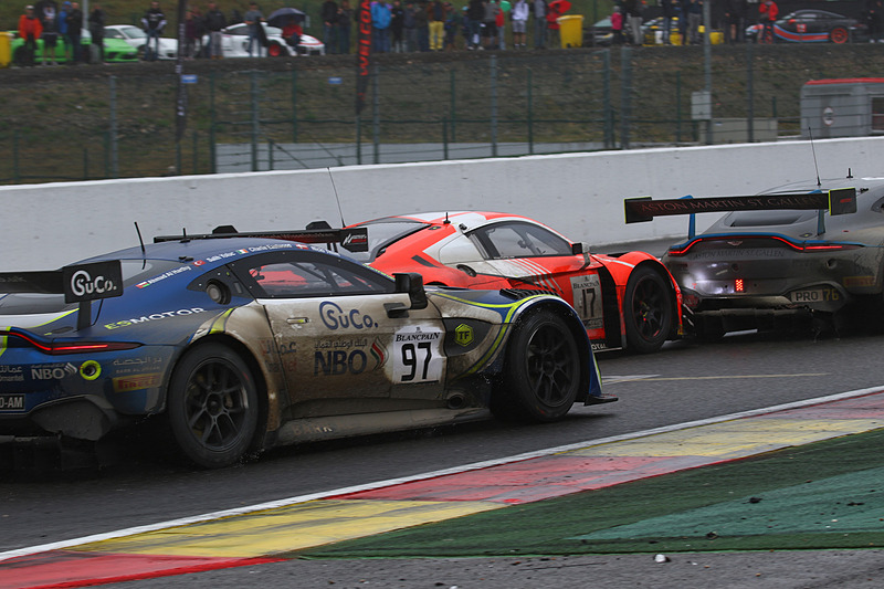 バスストップシケイン立ち上がりのバトルシーン