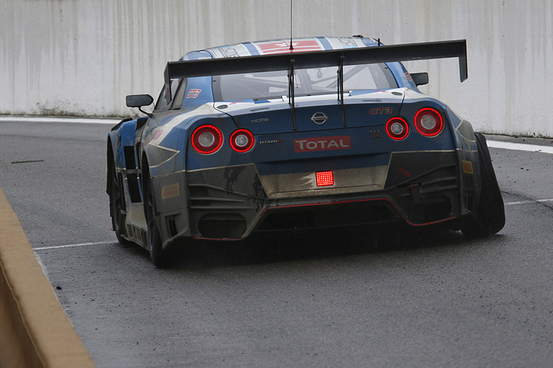 右リアのタイヤバーストでピットに戻るNissan GT-R NISMO GT3 35号車