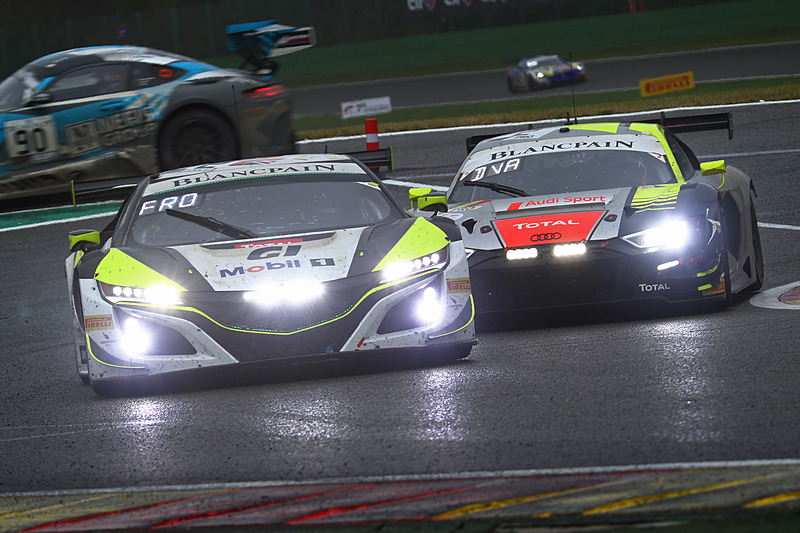 バスストップシケイン立ち上がりのバトルシーン