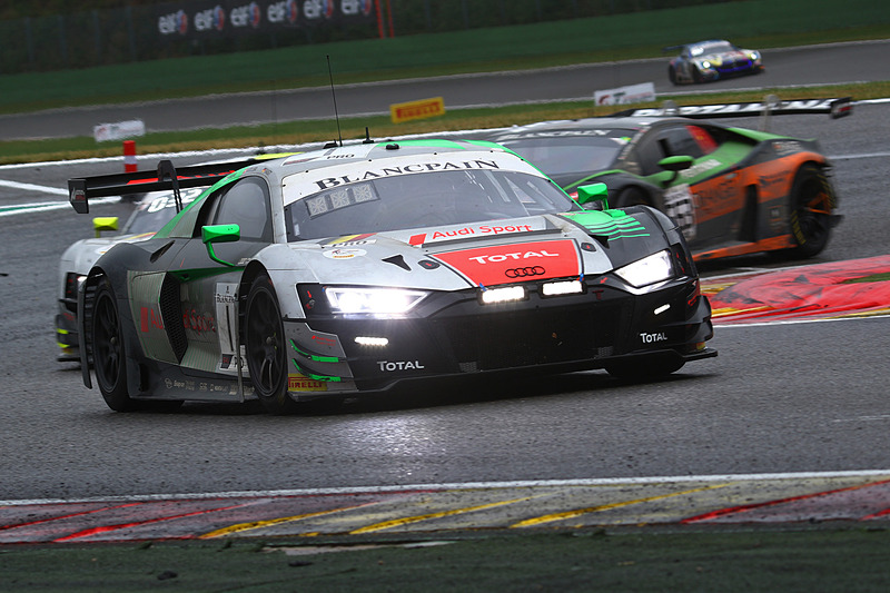 トップを走行するAudi R8 LMS GT3 2019 1号車。しかし、ゴール約2時間前にスピンしてタイヤバリアにヒットしてしまう