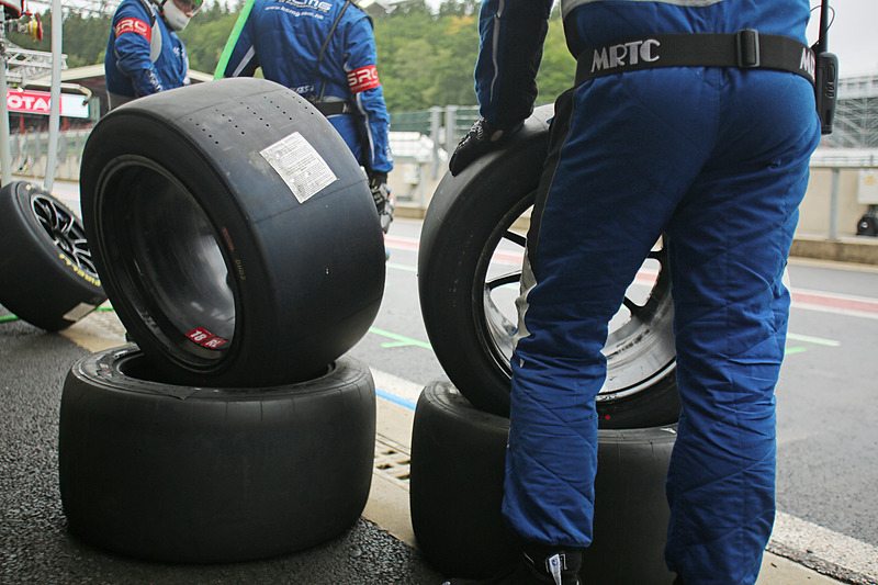 チェッカーから約1時間前のタイヤ交換で、雨が降る中スリックタイヤを装着するNissan GT-R NISMO GT3 18号車
