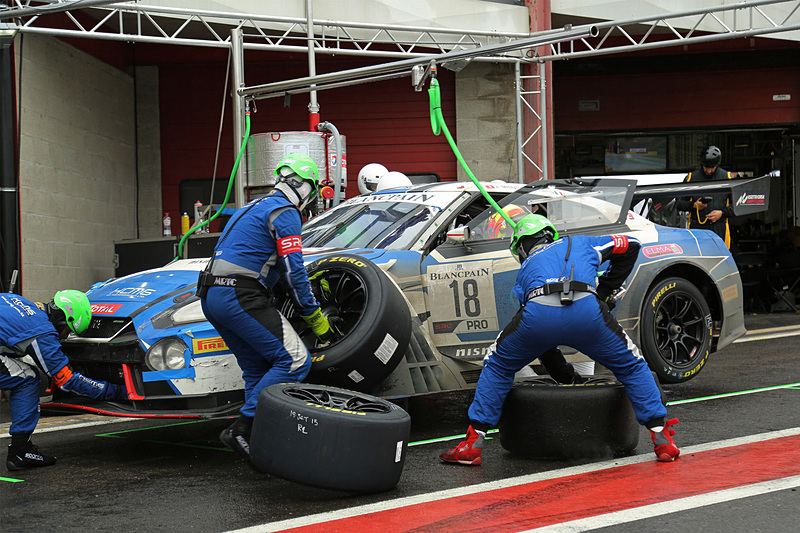 チェッカーから約1時間前のタイヤ交換で、雨が降る中スリックタイヤを装着するNissan GT-R NISMO GT3 18号車