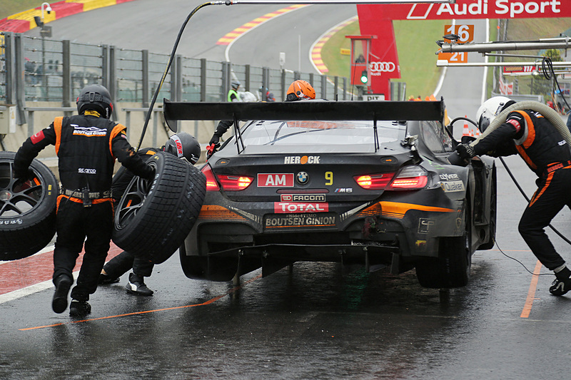 チェッカーから約1時間前のタイヤ交換で、レインタイヤを装着するBMW M6 GT3 9号車