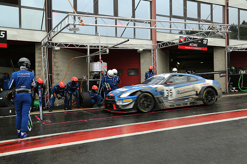 チェッカーから約1時間前のタイヤ交換で、雨が降る中スリックタイヤを装着するNissan GT-R NISMO GT3 35号車