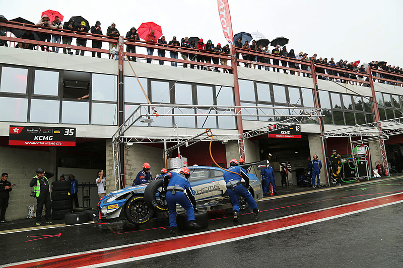 チェッカーから約1時間前のタイヤ交換で、雨が降る中スリックタイヤを装着するNissan GT-R NISMO GT3 35号車