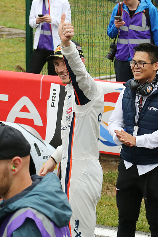 優勝したPorsche 911 GT3 R 20号車のケビン・エストレ選手