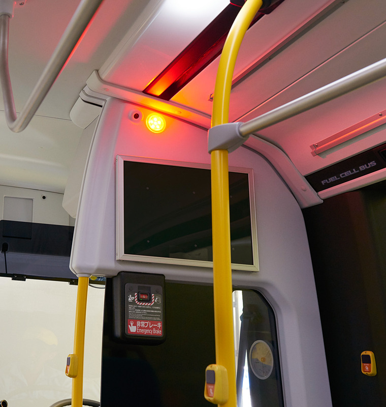 「EDSS：Emergency Driving Stop System」客席フラッシャーランプ（運転席仕切り部分）