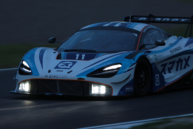 ハッキネン選手はPlanex SmaCam Racing McLaren 720S GT3で夕闇の鈴鹿サーキットを走行した