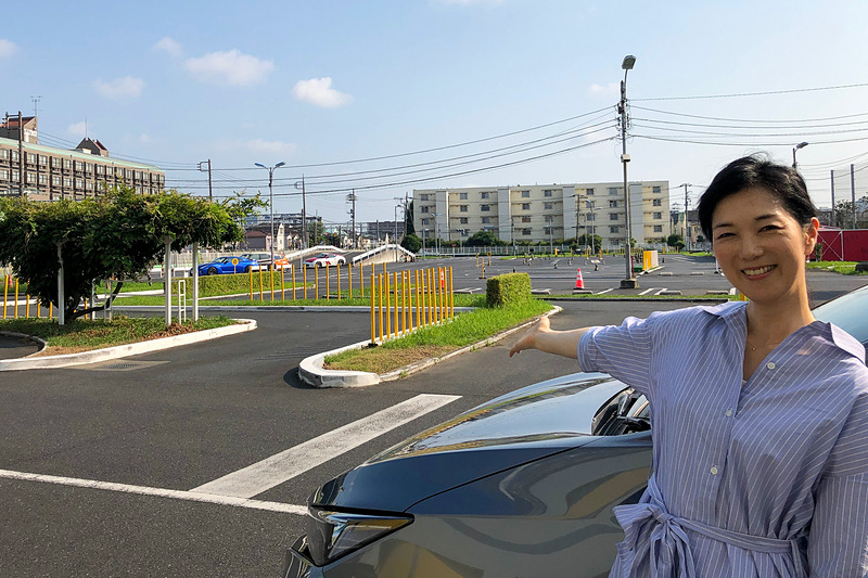 約25年ぶりに走る教習コース。同じクローズドコースでもサーキットだとちょっとハードルが高い雰囲気だけど、ここなら初心者でも安心して練習できるので私の友人のペーパードライバーたちにもオススメしたいなぁと実感。今回参加した方の中には、「夏休みで子供をどこかへ連れて行ってあげたいけど、自分で運転できないとパパがいる日に限られてしまうので、これを機にちゃんと運転を練習しようかな」とおっしゃっていた人もいたそうです。そう思って運転を再開する女性がもっと増えたら、子供も嬉しいしパパも助かりますよね