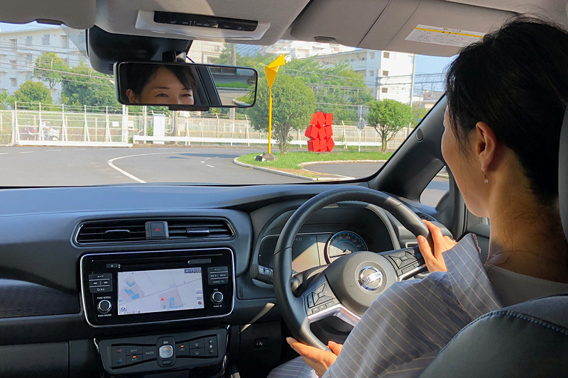 本日限りのリーフの教習車で、いざコースへ出陣！　アクセルペダルだけで加速・減速・完全停止までできる「e-Pedal」を使うと、坂道発進でもブレーキペダルから急いで踏み替えなくてもいいし、クランクでの速度調整もラクだし、教習コースをクリアしやすいような気がしましたよ～。しかもプロパイロットパーキングを使えば、車庫入れ検定だって一発クリアです（笑）