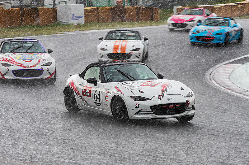 2018年のレースに参戦したCar Watchチームのロードスター 64号車