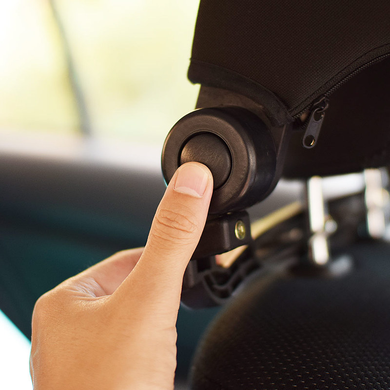 ボタンを押してロックを解除し、角度を調整して利用できる