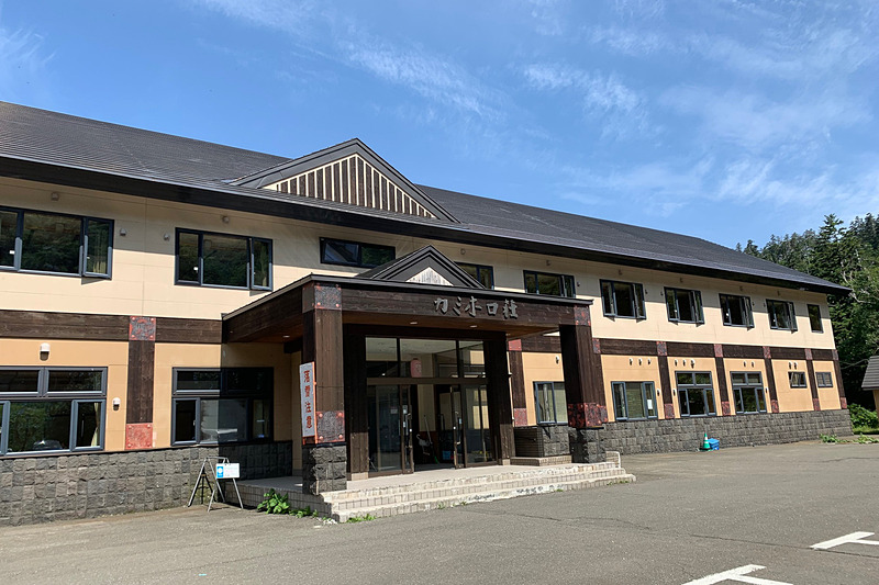 十勝岳温泉のカミホロ荘。一夜明けると快晴だった