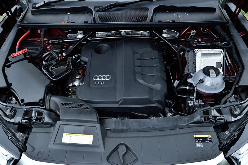 最高出力140kW（190PS）/3800-4200rpm、最大トルク400Nm（40.8kgfm）/1750-3000rpmを発生する「DET」型の直列4気筒DOHC 2.0リッターコモンレール式ディーゼルターボエンジン