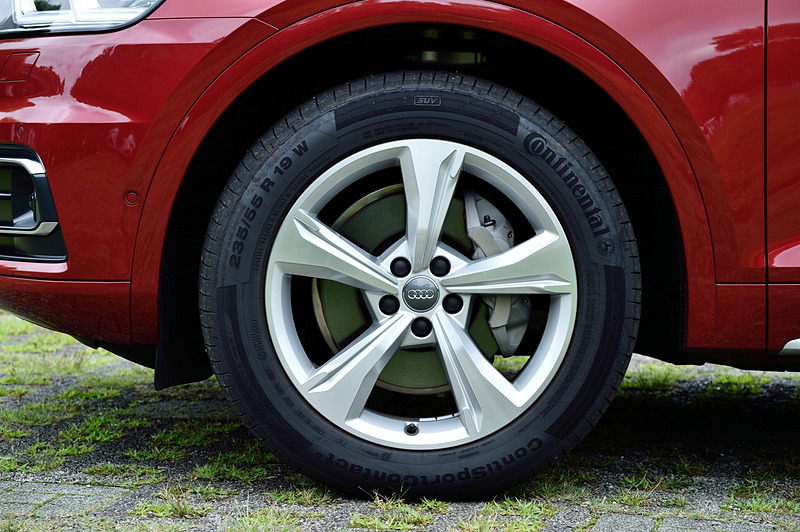 純正タイヤは235/60R18だが、試乗車はオプションの19インチホイール「5スポーク ダイナミックデザイン」を装着し、タイヤサイズも235/55R19となっていた