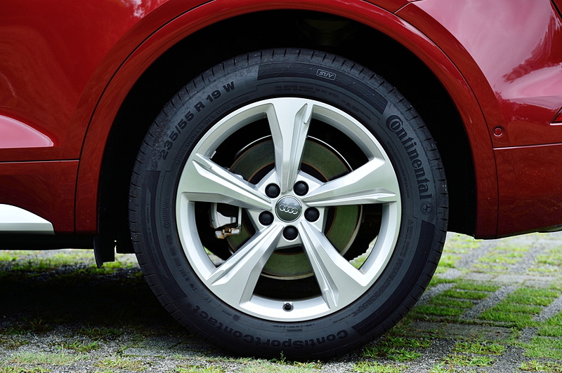 純正タイヤは235/60R18だが、試乗車はオプションの19インチホイール「5スポーク ダイナミックデザイン」を装着し、タイヤサイズも235/55R19となっていた