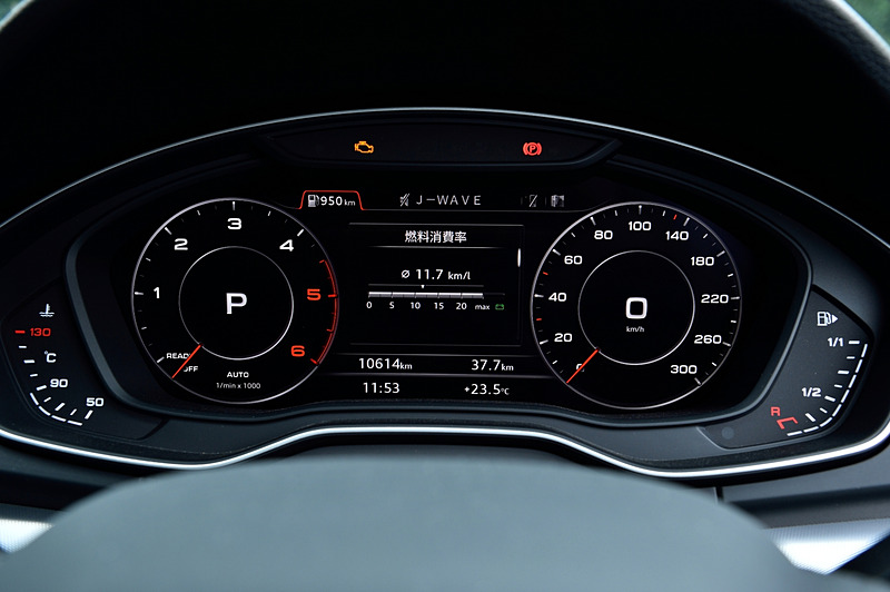 左側のタコメーターは4500rpmからレッドゾーンとなり、6000rpmまで刻まれている。ガソリンエンジンモデルは6000rpmからがレッドゾーンで、8000rpmまでとなる