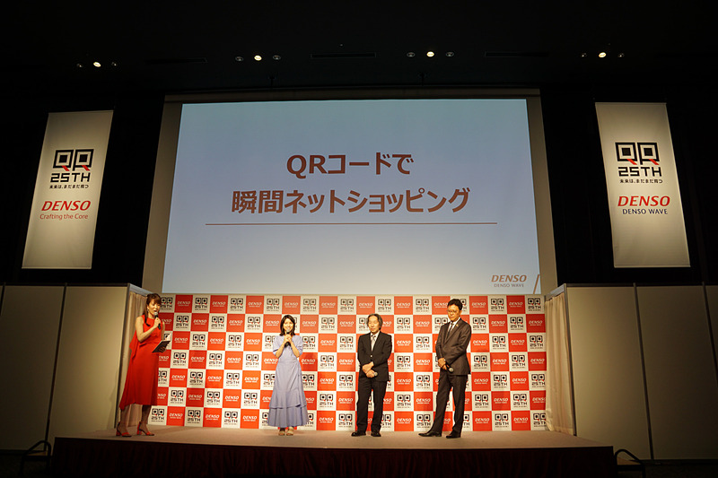 川島さんは「QRコードで瞬間ネットショッピング」と、3Dプリンターなどで瞬時に商品ができあがる、QRコードを活用した新サービスのアイデアを公開