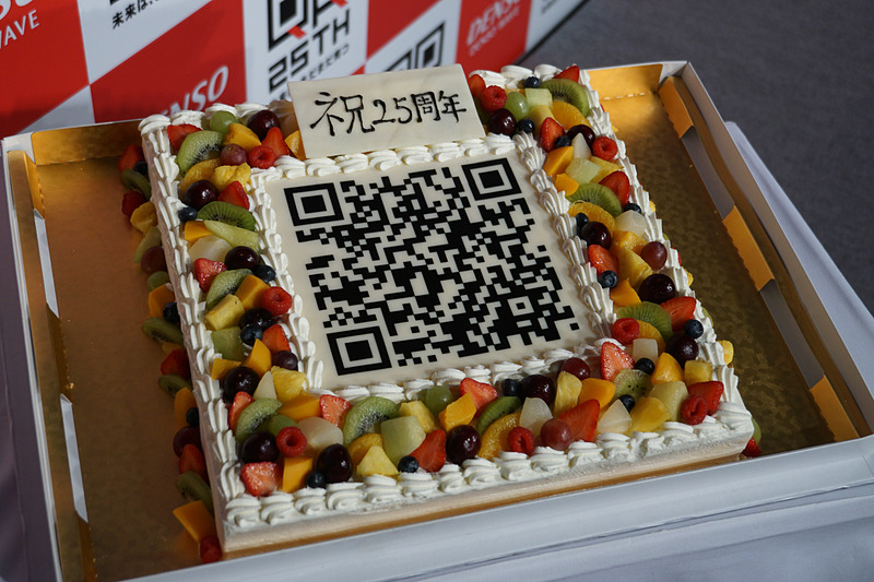 8月8日が誕生日というQRコード開発者の原昌宏氏。QRコードが描かれたバースデーケーキが用意された