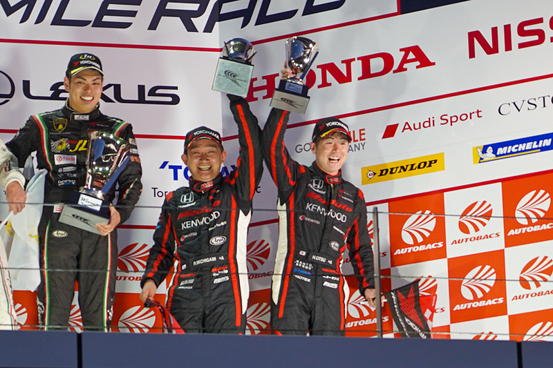 トロフィーを受け取ったところ