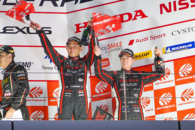 ボトルを掲げる2人