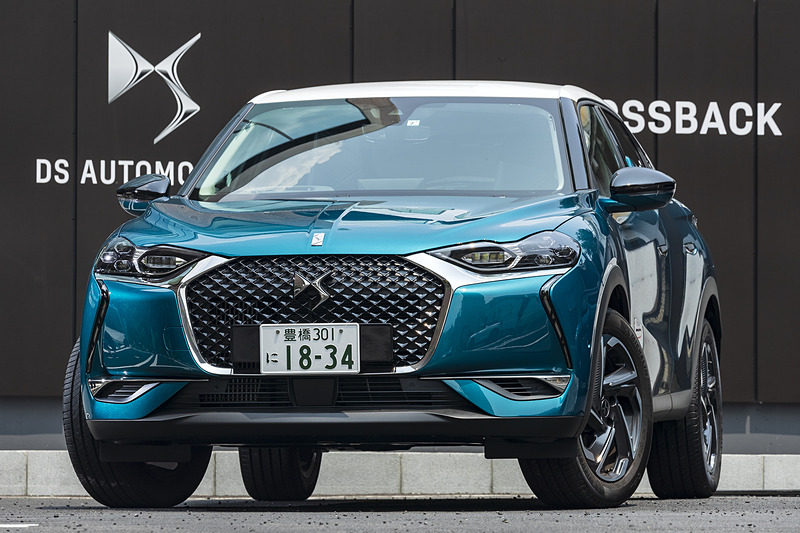 「DS 3 クロスバック」（ブルー プレミアム）。試乗車は「Grand Chic（グラン シック）」で、価格は404万円。ボディサイズは4120×1790×1550mm（全長×全幅×全高）、ホイールベースは2560mm