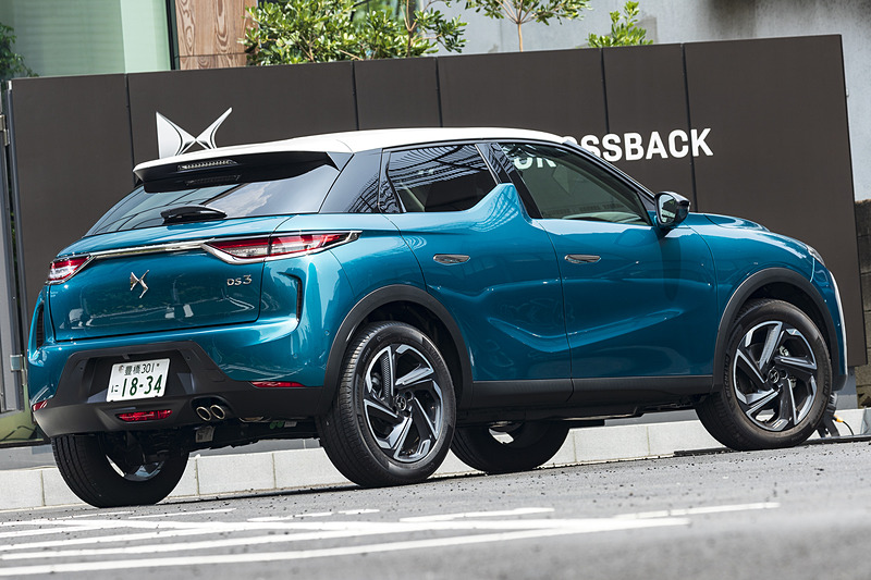 「DS 3 クロスバック」（ブルー プレミアム）。試乗車は「Grand Chic（グラン シック）」で、価格は404万円。ボディサイズは4120×1790×1550mm（全長×全幅×全高）、ホイールベースは2560mm