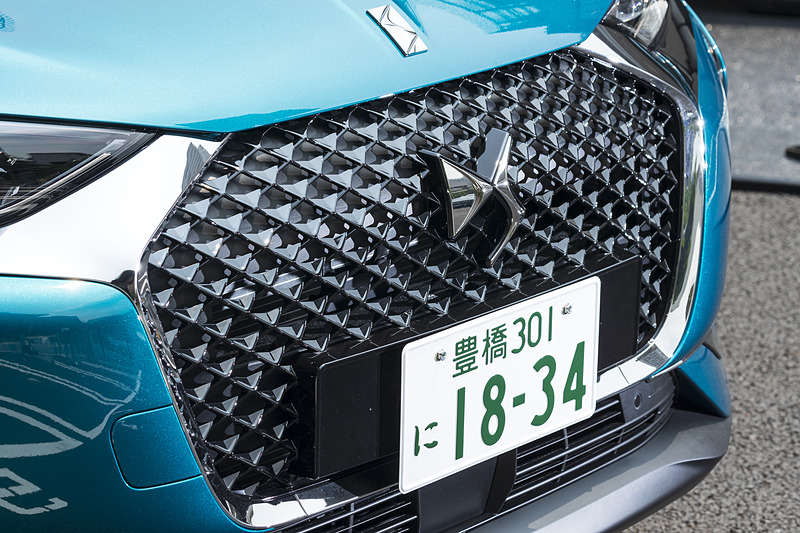 立体的なフロントグリルの装飾やフルLEDヘッドライトなど、印象的なフロントデザイン