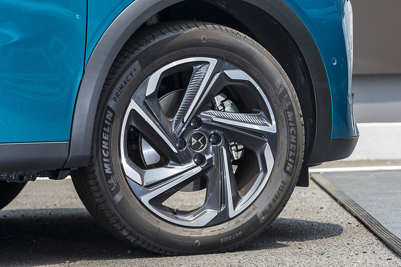 Grand Chicは18インチアロイホイールに215/55R18サイズのミシュラン「プライマシー4」を組み合わせる