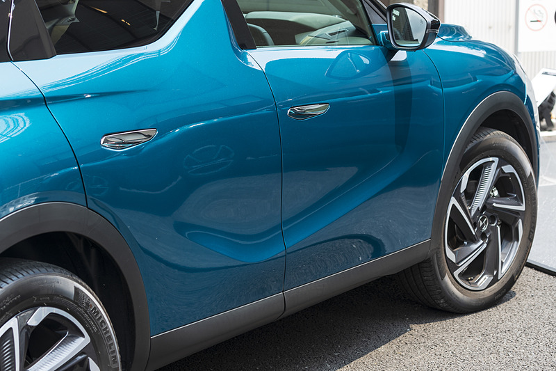 サイドに深い彫りが入る