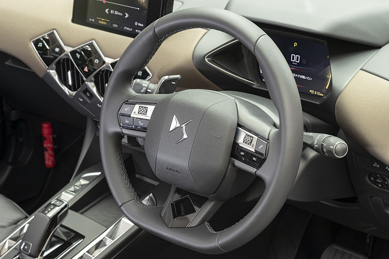ルーブル美術館のガラスエントランスからインスパイアされたダイヤモンドをイメージしたデザインが多様されるだけでなく、シフトまわりやステアリングのスイッチ、エンジンのプッシュボタンなど、至る所に“クルー・ド・パリ”のデザインがあしらわれる