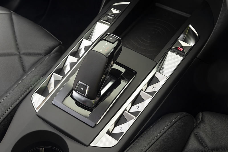 ルーブル美術館のガラスエントランスからインスパイアされたダイヤモンドをイメージしたデザインが多様されるだけでなく、シフトまわりやステアリングのスイッチ、エンジンのプッシュボタンなど、至る所に“クルー・ド・パリ”のデザインがあしらわれる