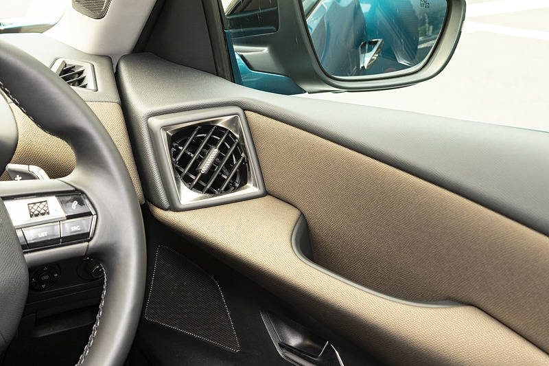 エアコンルーバーはドアトリム一体型となり、室内をよりいっそう広く見せている