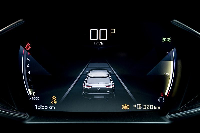 メーターのデザインは、走行モードや好みによって変更可能