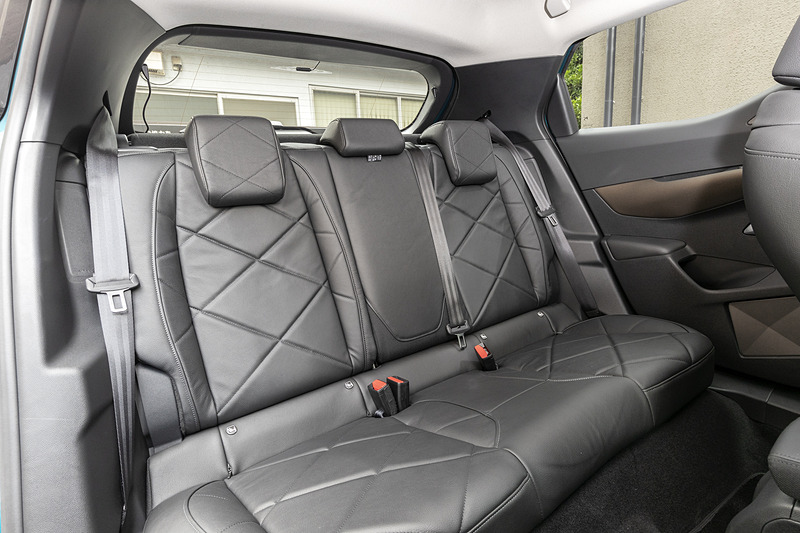 シートは2種類の異なる密度のフォームを部位ごとに使い分け、包み込まれるような心地よさとリアルワールドでの走行におけるホールド性を両立。リアシートは分割可倒式で、折り畳むことによりラゲッジスペースは350L～1050Lまで拡大可能