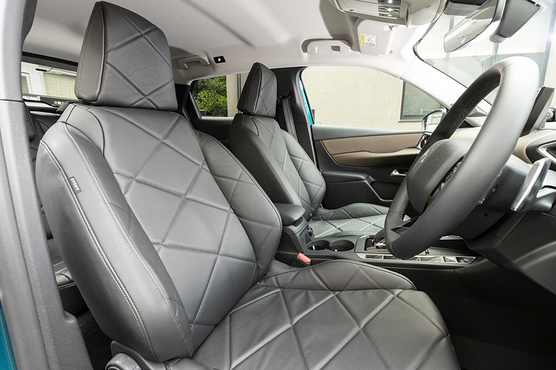 シートは2種類の異なる密度のフォームを部位ごとに使い分け、包み込まれるような心地よさとリアルワールドでの走行におけるホールド性を両立。リアシートは分割可倒式で、折り畳むことによりラゲッジスペースは350L～1050Lまで拡大可能