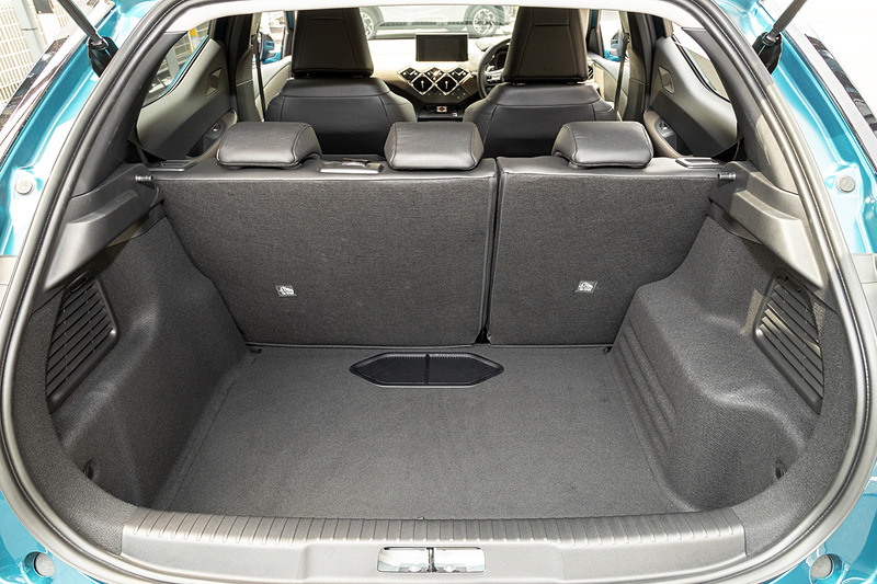 シートは2種類の異なる密度のフォームを部位ごとに使い分け、包み込まれるような心地よさとリアルワールドでの走行におけるホールド性を両立。リアシートは分割可倒式で、折り畳むことによりラゲッジスペースは350L～1050Lまで拡大可能