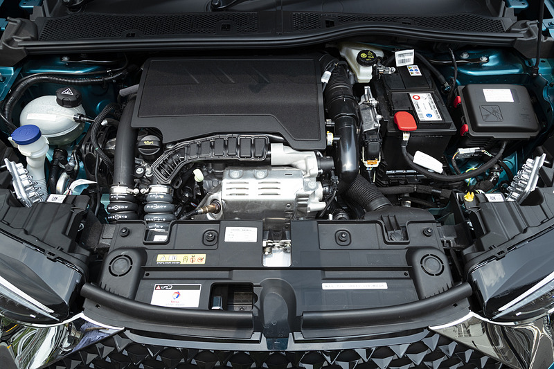 最高出力96kW（130PS）/5500rpm、最大トルク230Nm/1750rpmを発生する直列3気筒 1.2リッターガソリンターボ“PureTech”エンジンを搭載。組み合わせるトランスミッションはPSAのBセグメント初の8速ATを採用。WLTCモード燃費は15.9km/L