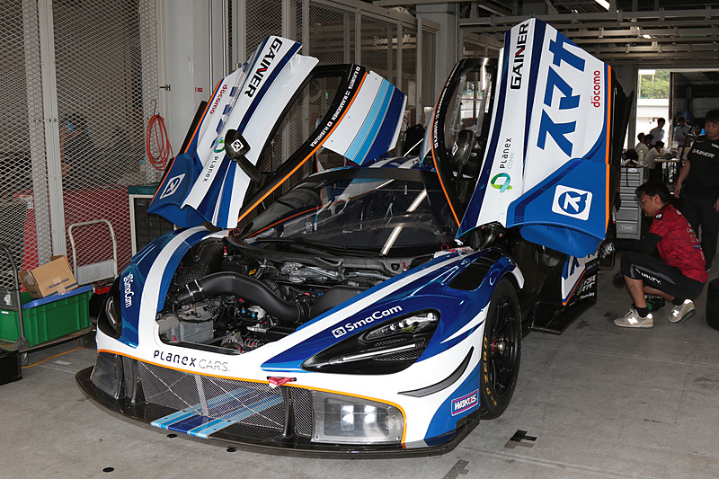 マシンはMcLaren 720S GT3。青を基調としたデザインで、スマカメは見守りカメラのブランド名