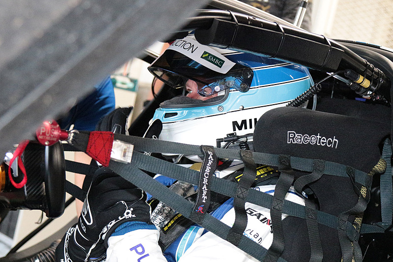 McLaren 720S GT3のコクピットにおさまるハッキネン選手