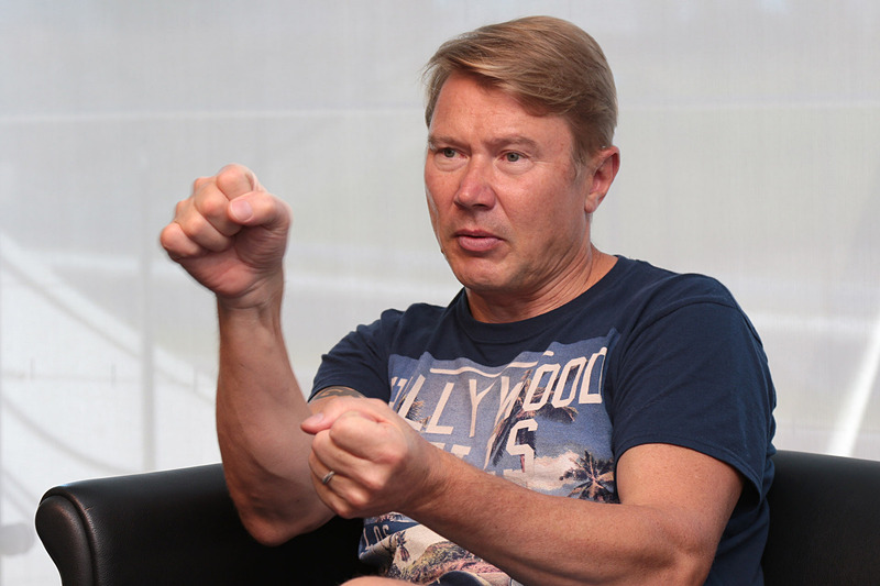 取材に応えるハッキネン選手