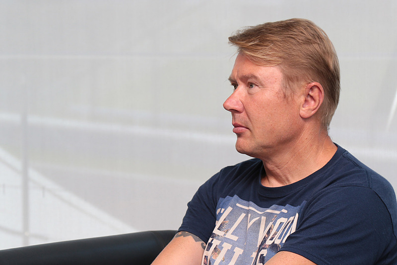 取材に応えるハッキネン選手