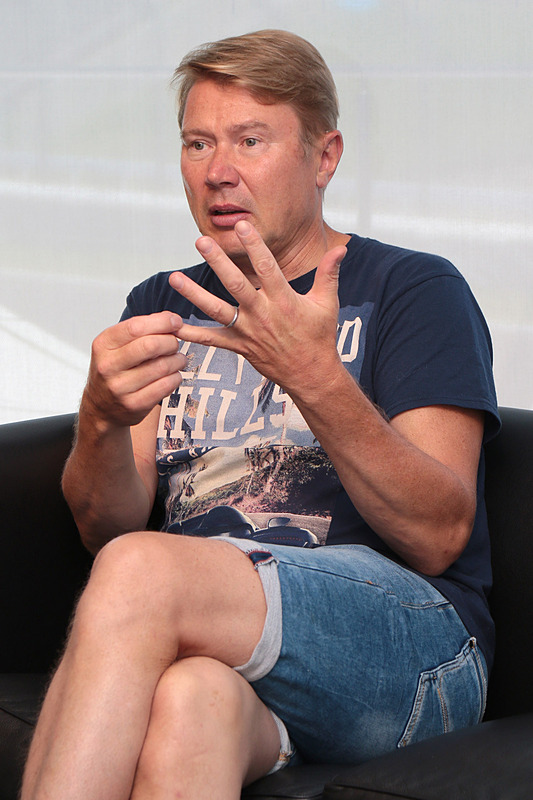 取材に応えるハッキネン選手