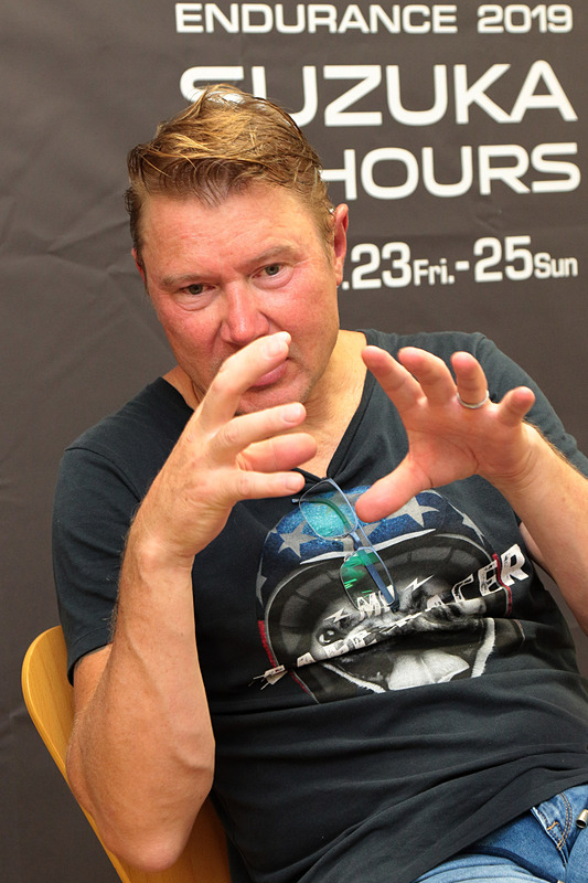 取材に応えるハッキネン選手