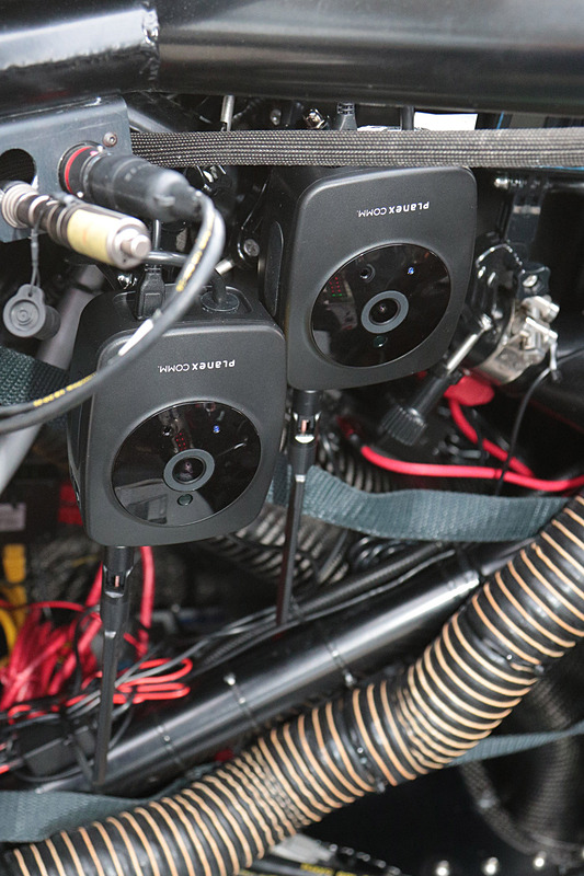 ドライバーの右側（助手席側）に2台設置されたカメラ