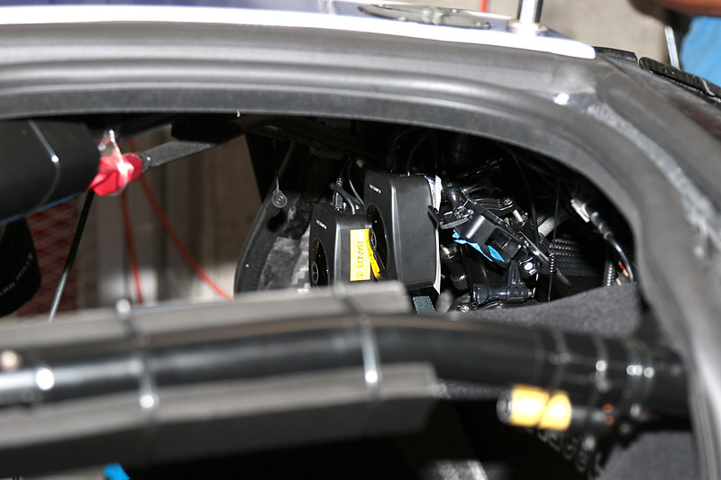 ドライバーの右側（助手席側）に2台設置されたカメラ