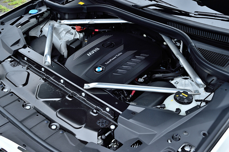 「B57D30A」型の直列6気筒DOHC 3.0リッター直噴ディーゼルターボエンジンを搭載。最高出力195kW（265PS）/4000rpm、最大トルク620Nm（63.2kgfm）/2000-2500rpmを発生する。トランスミッションは8速ATで駆動方式は4WD